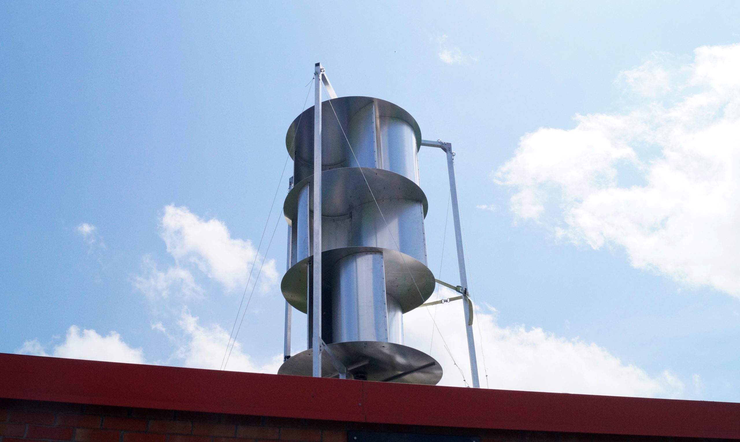 Unéole invente un générateur d’électricité de toit silencieux combinant l’énergie solaire et l’éolien