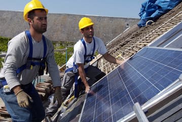 Comment puis-je obtenir des informations sur les subventions et les aides disponibles pour l'installation de panneaux photovoltaïques ?