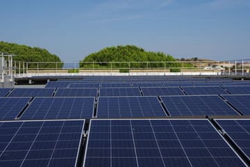 Comment puis-je savoir si je suis éligible à une aide ou une subvention pour l'installation de panneaux photovoltaïques ?