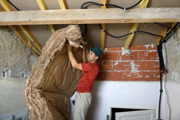 Comment puis-je trouver un professionnel qualifié pour effectuer l'isolation thermique de ma maison ?