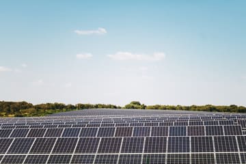 Quels sont les avantages et les inconvénients des différentes technologies et solutions pour l'installation de panneaux photovoltaïques ?