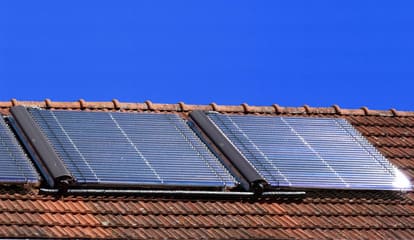 Quels sont les avantages et les inconvénients des différents types de financement pour l'installation de panneaux photovoltaïques ?