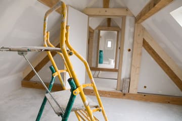 Quels sont les coûts d'installation et de maintenance associés à l'isolation des combles ?