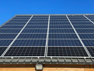 Quels sont les critères à remplir pour bénéficier d'une aide ou d'une subvention pour l'installation de panneaux photovoltaïques ?