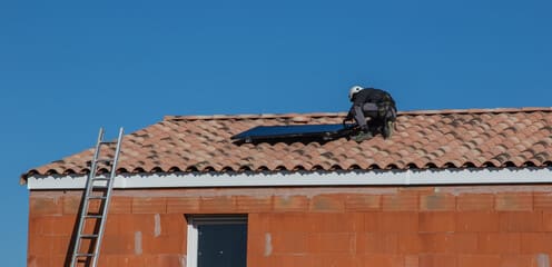 Quels sont les différents types de contrats proposés par les installateurs de panneaux photovoltaïques ?