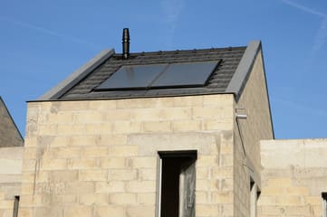 Quels sont les différents types de garanties et de services proposés par les installateurs de panneaux photovoltaïques ?