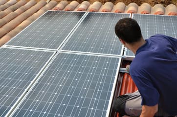 Quels sont les différents types de tarifs proposés par les installateurs de panneaux photovoltaïques ?