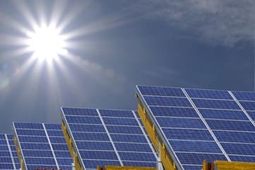 Quels sont les facteurs à considérer lors du choix d'un système solaire combiné ?