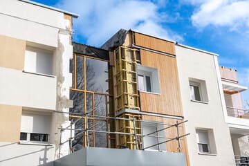 Quels sont les facteurs à prendre en compte pour estimer le coût des travaux d'isolation thermique d'une maison ?