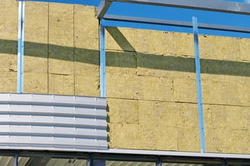 Quels sont les organismes qui peuvent m'aider à obtenir des aides et subventions pour l'isolation extérieure ?